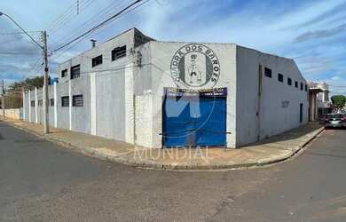 Imagem: O depósito possui 5 Vagas na garagem e 900m² de Área e está