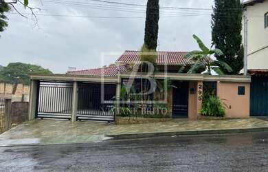 Imagem: A casa possui 4 Dormitórios, 2 Banheiros, 4 Vagas na garagem