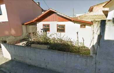 Imagem: A casa possui 3 Dormitórios, 1 Banheiro, 1 Vaga na garagem