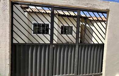 Imagem: A casa possui 2 Dormitórios, 1 Banheiro, 2 Vagas na garagem