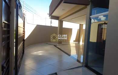 Imagem: A casa possui 3 Dormitórios, 2 Banheiros, 3 Vagas na garagem