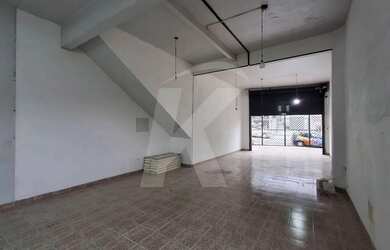 Imagem 5: Salão comercial com 1 banheiro, porta de aço e 1 vaga de garagem