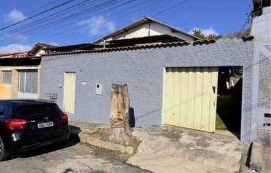 Imagem: A casa possui 3 Dormitórios, 2 Banheiros, 2 Vagas na garagem