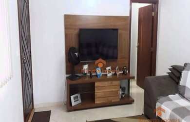 Imagem: A casa possui 3 Dormitórios, 2 Banheiros, 2 Vagas na garagem