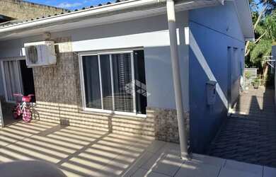 Imagem: A casa possui 3 Dormitórios, 2 Banheiros, 1 Vaga na garagem