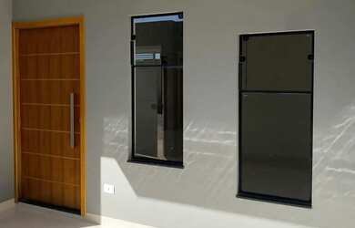 Imagem: A casa possui 3 Dormitórios, 2 Banheiros, 1 Vaga na garagem