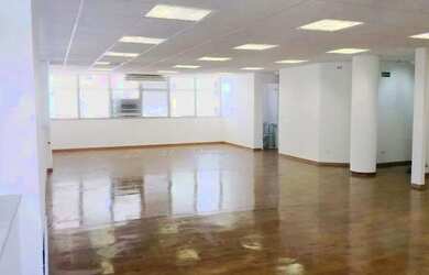 Imagem: O depósito possui 3 Vagas na garagem, 300m² de Área e está