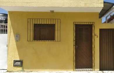 Imagem: A casa possui 5 Dormitórios, 4 Banheiros e 1 Vaga na garagem