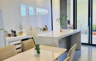 Imagem: A casa possui 3 Dormitórios, 3 Banheiros, 5 Vagas na garagem