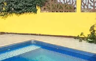 Imagem: A casa possui 2 Dormitórios, 2 Banheiros, 3 Vagas na garagem