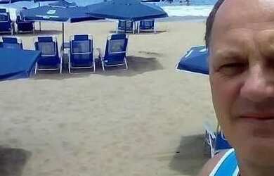 Imagem: A casa possui 2 Dormitórios, Acomodam 6 pessoas, 2 Vagas na