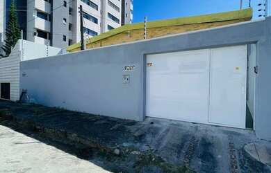 Imagem: A casa possui 4 Dormitórios, 3 Banheiros, 2 Vagas na garagem