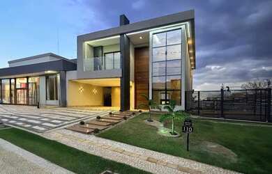 Imagem: A casa possui 4 Dormitórios, 3 Banheiros, 4 Vagas na garagem