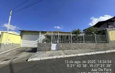 Imagem: A casa possui 4 Dormitórios, 1 Banheiro, 2 Vagas na garagem