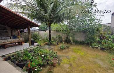 Imagem: A casa possui 3 Dormitórios, 2 Banheiros, 2 Vagas na garagem