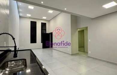 Imagem: A casa possui 3 Dormitórios, 1 Banheiro, 2 Vagas na garagem