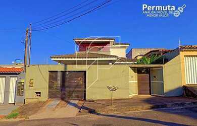 Imagem: A casa possui 4 Dormitórios, 2 Banheiros, 2 Vagas na garagem