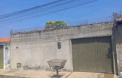 Imagem: A casa possui 2 Dormitórios, 1 Banheiro, 1 Vaga na garagem
