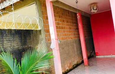 Imagem: A casa possui 2 Dormitórios e 1 Banheiro e está localizado