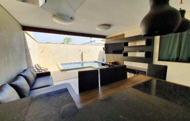 Imagem: A casa possui 4 Dormitórios, 4 Banheiros, 5 Vagas na garagem