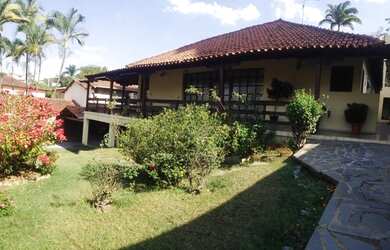 Imagem: A casa possui 3 Dormitórios, 2 Banheiros, 5 Vagas na garagem