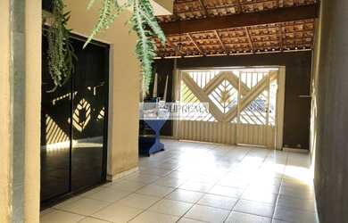 Imagem: A casa possui 2 Dormitórios, 1 Banheiro, 2 Vagas na garagem