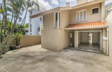 Imagem: A casa possui 4 Dormitórios, 4 Banheiros, 3 Vagas na garagem