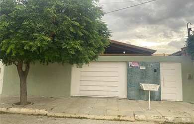 Imagem: A casa possui 3 Dormitórios, 2 Banheiros, 2 Vagas na garagem