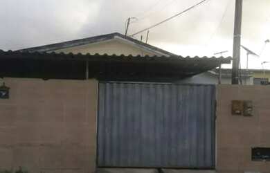 Imagem: A casa possui 3 Dormitórios e 1 Banheiro e está localizado