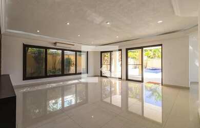 Imagem: A casa em condomínio possui 4 Dormitórios, 3 Banheiros, 5