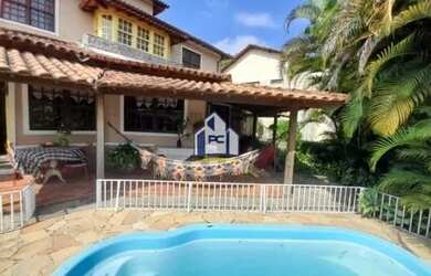 Imagem: A casa possui 4 Dormitórios, 3 Banheiros, 2 Vagas na garagem