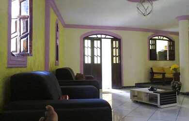 Imagem: A casa possui 4 Dormitórios, 5 Banheiros, 200m² de Área e