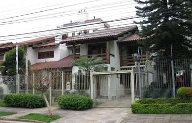 Imagem: A casa possui 3 Dormitórios, 1 Banheiro, 1 Vaga na garagem