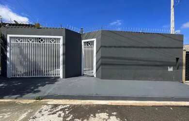 Imagem: A casa possui 3 Dormitórios, 2 Banheiros, 3 Vagas na garagem