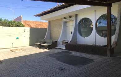 Imagem: A casa possui 4 Dormitórios, 3 Banheiros, 3 Vagas na garagem