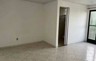 Imagem: A casa possui 3 Dormitórios, 2 Banheiros, 1 Vaga na garagem