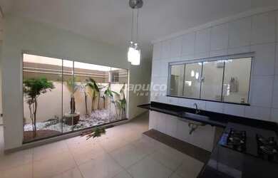 Imagem: A casa possui 3 Dormitórios, 2 Banheiros, 2 Vagas na garagem