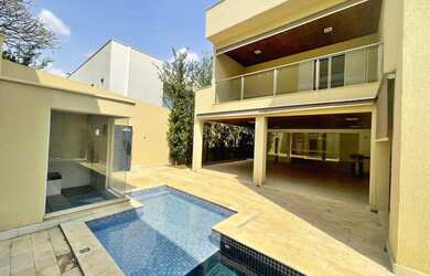 Imagem: A casa em condomínio possui 5 Dormitórios, 4 Banheiros, 5