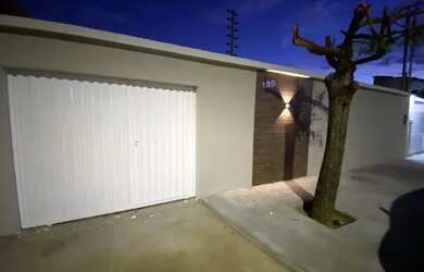 Imagem: A casa possui 3 Dormitórios, 2 Banheiros, 3 Vagas na garagem