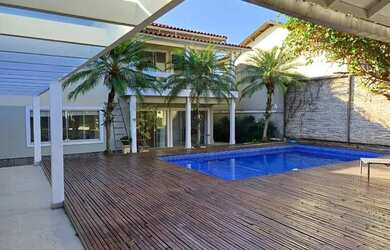 Imagem: A casa possui 4 Dormitórios, 4 Banheiros, 2 Vagas na garagem