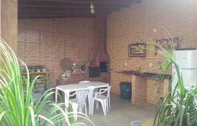 Imagem: A casa possui 4 Dormitórios, 2 Banheiros, 3 Vagas na garagem