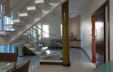 Imagem: A casa possui 3 Dormitórios, 3 Banheiros, 2 Vagas na garagem