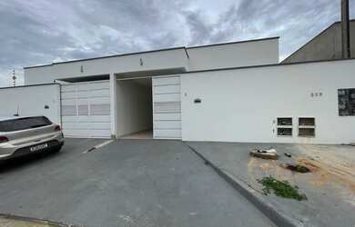 Imagem: A casa possui 2 Dormitórios, 2 Banheiros e 1 Vaga na garagem