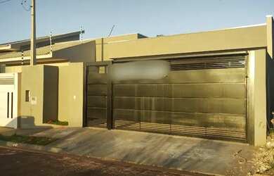 Imagem: A casa possui 3 Dormitórios, 1 Banheiro, 1 Vaga na garagem