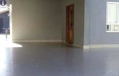 Imagem: A casa possui 3 Dormitórios, 2 Banheiros, 3 Vagas na garagem