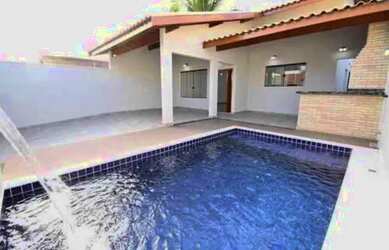 Imagem: A casa possui 3 Dormitórios, 2 Banheiros, 2 Vagas na garagem