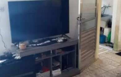 Imagem: A casa possui 3 Dormitórios, 2 Banheiros, 1 Vaga na garagem