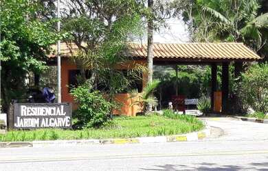 Imagem: O terreno possui 1.500m² de Área e está localizado em Algarve