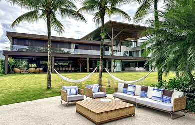 Imagem: A casa em condomínio possui 5 Dormitórios, 5 Banheiros, 4