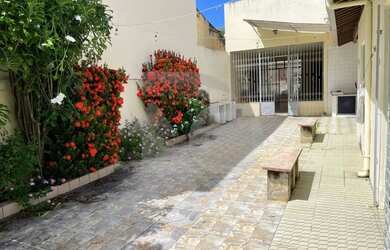 Imagem: A casa possui 5 Dormitórios, 2 Banheiros, 1 Vaga na garagem